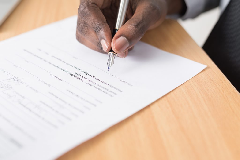 Une personne signant son contrat intérim
