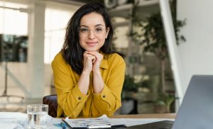 femme entrepreneur accoudée à un bureau