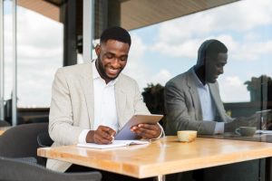 un homme qui regarde sa tablette